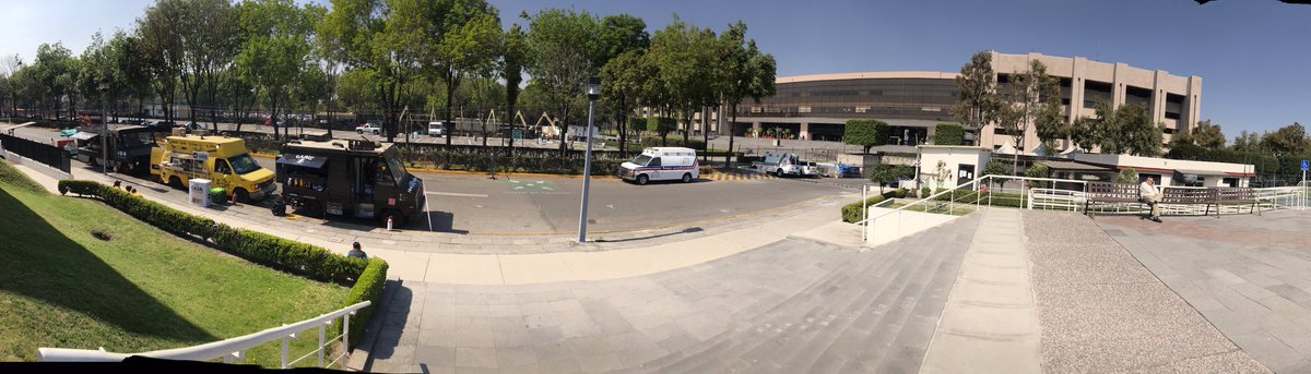 FoodtrucksDF's tweet photo. #FelizMiercoles a todos!! Ya instalados para este 1er. Día del #CongresmunXII en la #CamaraDeDiputados con los #FoodTrucks de #CDMX #Mexico y nuestra #ZonaDeFoodTrucks OFICIAL✅ #FoodTrucksDF https://t.co/pwnb12siTR