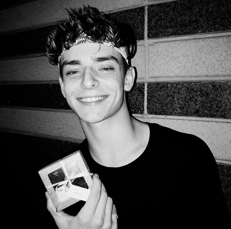 urreamour's tweet photo. 》 love, simon! nosh beaurrea au 《

josh, consciente de sua sexualidade, acha que vai decepcionar seus amigos e parentes próximos ao revelá-la. em algum canto do saint vincent high, um anônimo posta uma confissão no blog de fofocas do colégio. https://t.co/7GexeZVWx3