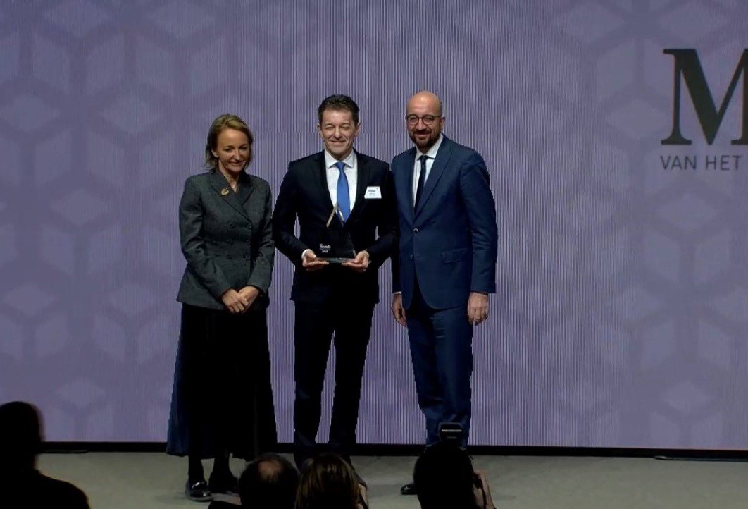 KBC_BE's tweet photo. Onze CEO Johan Thijs werd verkozen tot @trends_be Manager van het Jaar 2018. “Het zijn onze mensen die het verschil maken. Bedankt aan alle KBC’ers en klanten voor het vertrouwen.” #trots https://t.co/NsQ4jiYibu