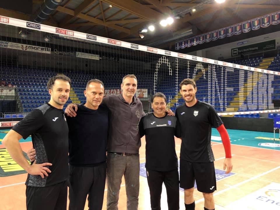Grazie a Paolo e @meonibis per la loro presenza al nostro allenamento!!! ...in quanto a palleggiatori avete l’imbarazzo della scelta 😎 @asvolleylube #superlega