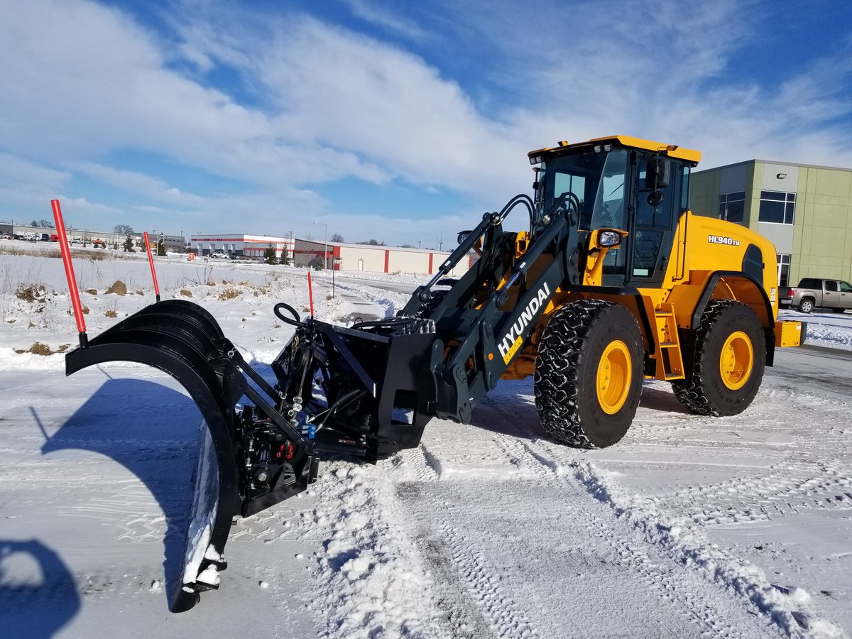 hyundaiceusa's tweet photo. HL940TM Hyundai Wheel Loader with custom Burke wing & snow plow, designed for Hyundai dealer Yes Equipment's valued customer, the Town of Bristol, in Wisconsin. Learn more: https://t.co/4xIllqtykB #tomorrowsedgetoday #snowremoval https://t.co/wUncsaOZut