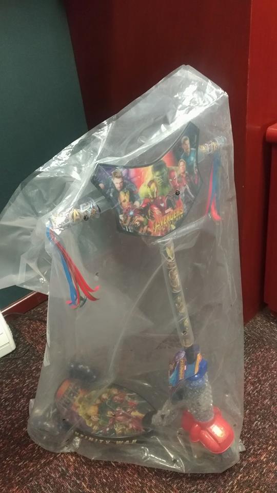 paaams's tweet photo. Se vende Scooter de Avengers, nuevo.
Mil pesos. 
RT por favor 🛴 https://t.co/bSZIv7Bcs2