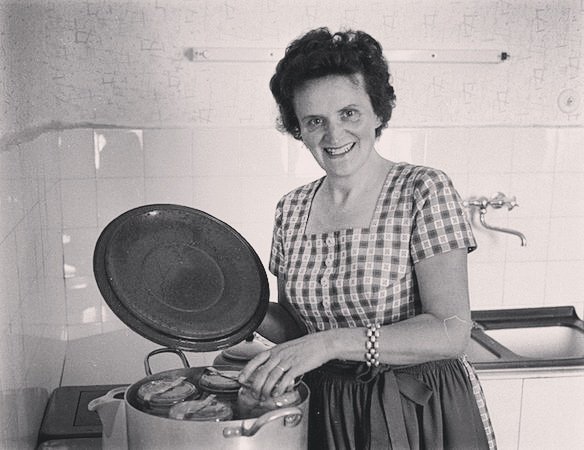" Qu’elle soit domestique ou manufacturée, la #conserve relève du #patrimoine." - La magie des conserves : observatoirecuisinespopulaires.fr/2019/01/05/con… #Food
