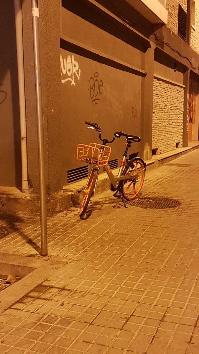 pahissa_siscu's tweet photo. Mira #Mobike que aquí un #invident de #LHospitalet, tindrà problemes a l'estar un parell de les vostres bicis envaint l'espai públic. A favor de la #BiciLH però #AixíNo
Imatges d'ara a Avda. Mare de Deu de Bellvitge, 16 https://t.co/VJOP4vEdHl