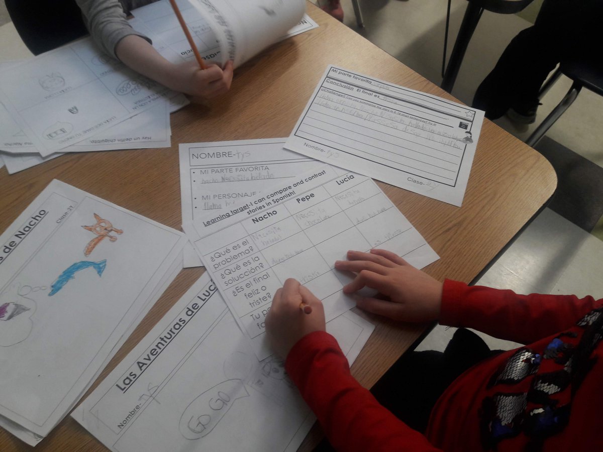 Second graders work together to compare and contrast key elements of class-created stories in Spanish! #studentcenteredlearning #tprs #collaborativelearning  #d97Spanish #holmeshawks #oakpark97