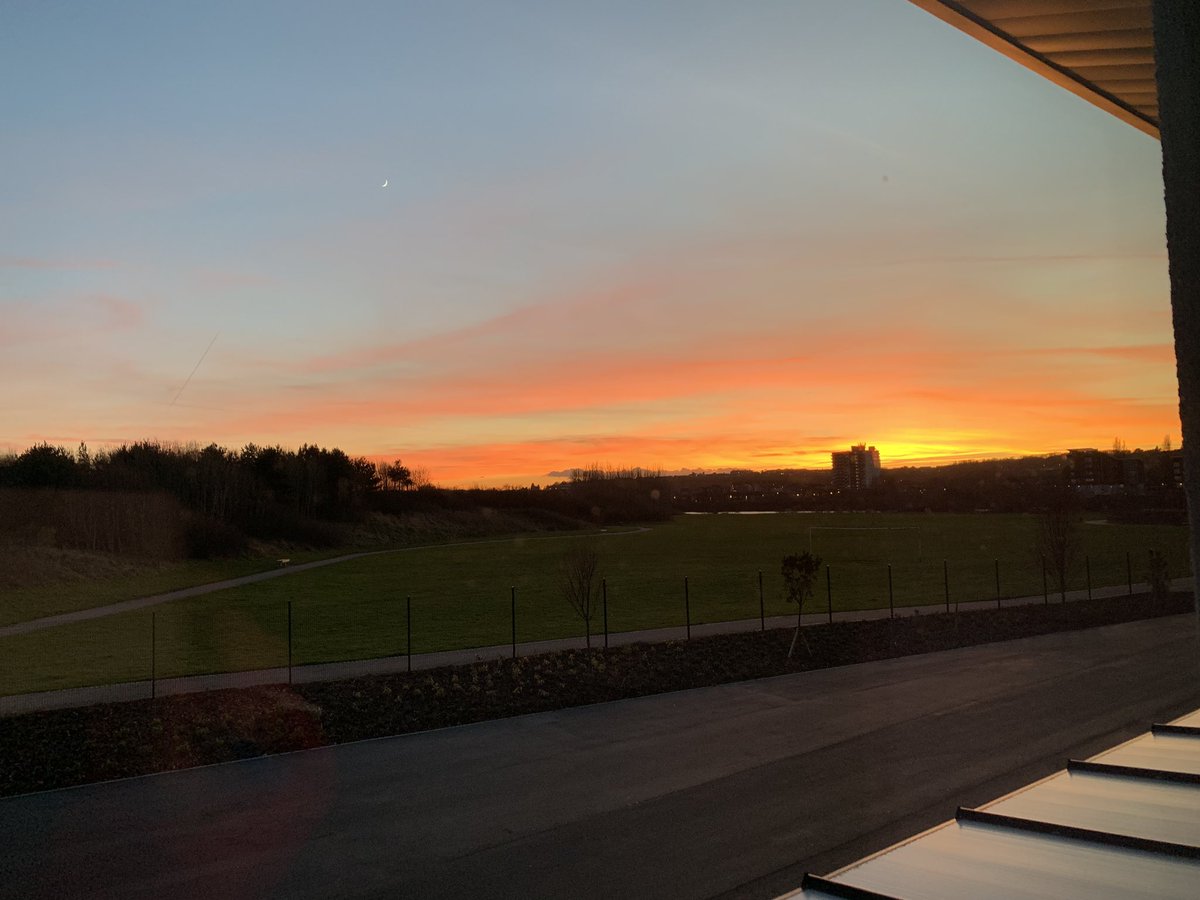 YsgolHamadryad's tweet photo. This was the view from school as I left this evening. A bendibwmerang day! A huge thanks to everyone who has supported as on our journey, as staff we are extremely grateful and thankful! #newchapter #exciting https://t.co/5XTcokWxOY