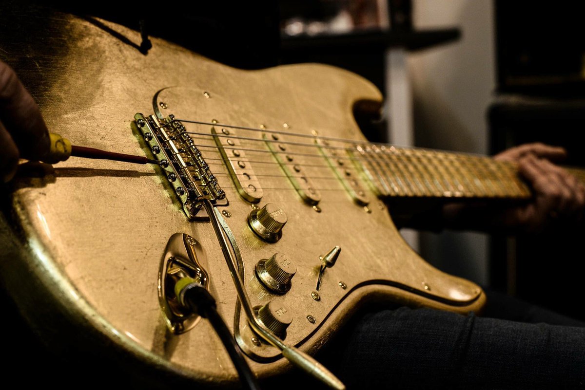 Leroidesombres's tweet photo. 🎸 Après « Billie », « Tanagra », et la guitare Gibson SG de « Îl », @M_Chedid vous présente « L’Adorée », une #startocaster qui l’accompagnera durant la tournée de #LettreInfinie 💌 

- Le roi des ombres ©️ https://t.co/GQFw0R7bMG