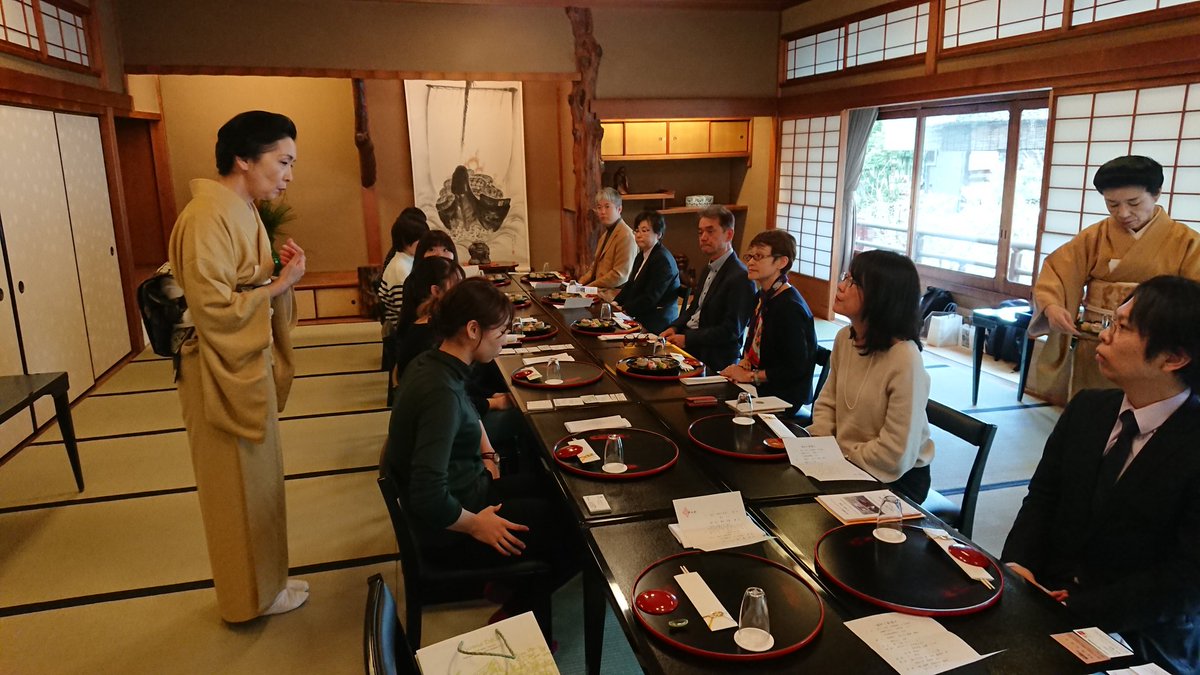 総合生活キャリア学科 札幌国際大学短期大学部 Twitterissa 国内fw 京歩き 老舗料亭菊乃井本店での懐石料理 緊張の面持ちの中 お集まりいただいた皆様に自己紹介申し上げ 女将さんからご説明いただき始まる料亭での初めての会食 総合生活キャリア学科 札幌国際大学短期大学部 Twitterissa 国内fw 京歩き 老舗料亭菊乃井本店での懐石料理 緊張の面持ちの中 お集まりいただいた皆様に自己紹介申し上げ 女将さんからご説明いただき始まる料亭での初めての会食