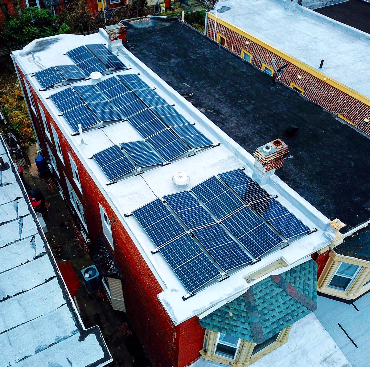 SolarStates's tweet photo. Even though our social media account took a prolonged break over the holidays, our installs didn’t 💪🏻 here’s another Philly beaut. Roof next to it is looking awfully lonely these days. #solarstates #findyourpower #solarisnow https://t.co/KrxlVhpsrs