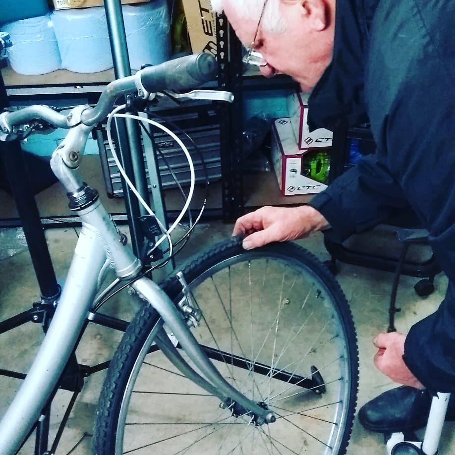 montysbikehub's tweet photo. #faceofconcentration at adult #bikekitchen tonight! #wheeltruing #sholing #southampton #thornhill https://t.co/QBKCdcOKJT