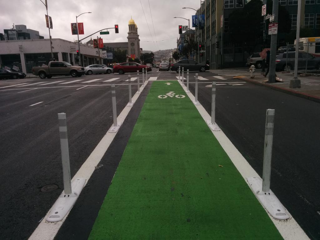 At Howard and 9th there's another post-protected unbuffered pocket lane. This one has more posts and full-green paint. Same width.