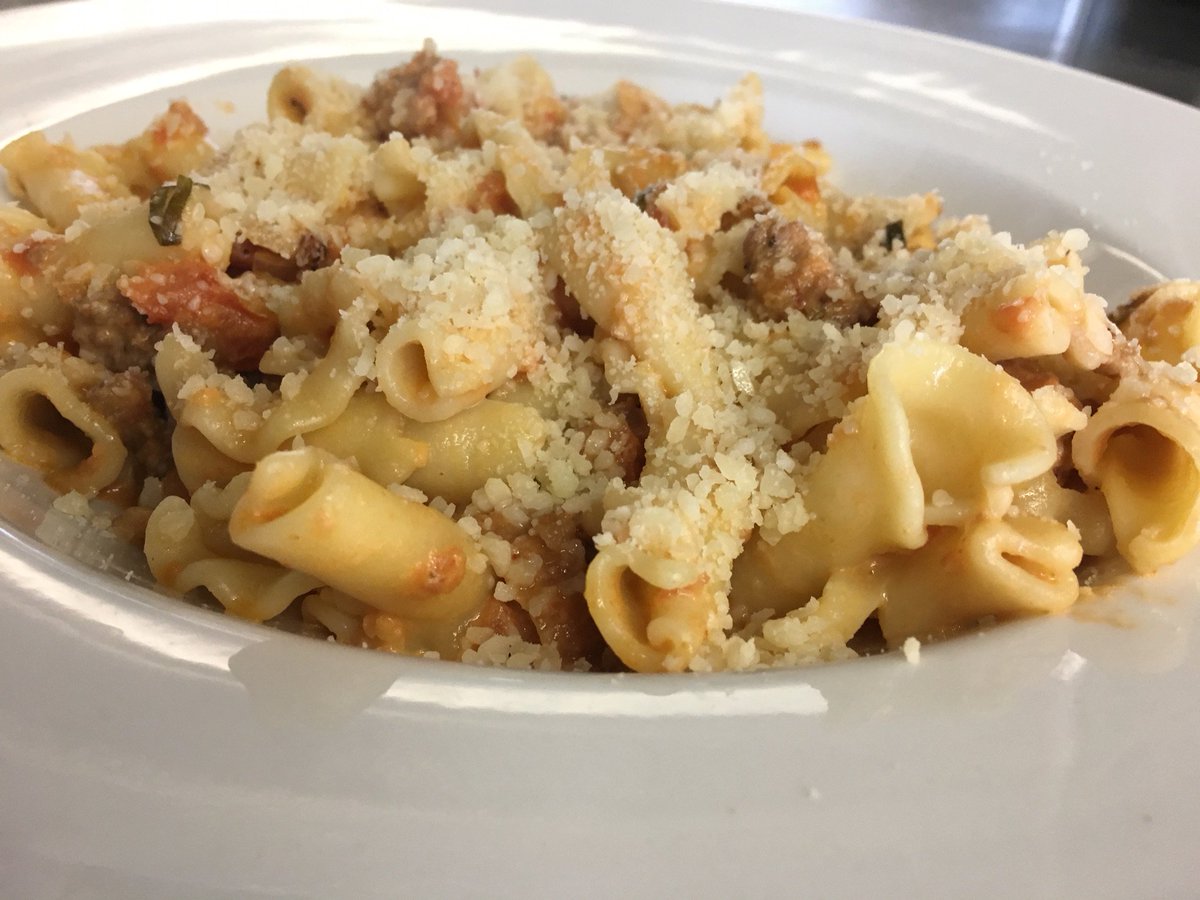 It's a come-on-in-and-warm-up Sweet Sausage Pasta kinda day.
#hearty #limitedtime #montageincf
