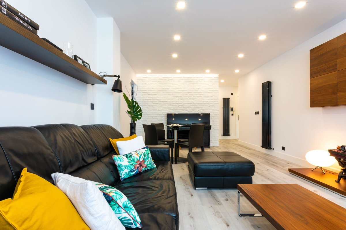 #Salón de #Etxebarri, hemos bajado los techos e instalado focos led. El suelo es de #Wineo y hemos lacado los rodapiés. La pared del fondo es de panel piedra en ladrillo blanco. 
También hemos tirado el tabique divisorio entre el salón y el pasillo para darle más amplitud.