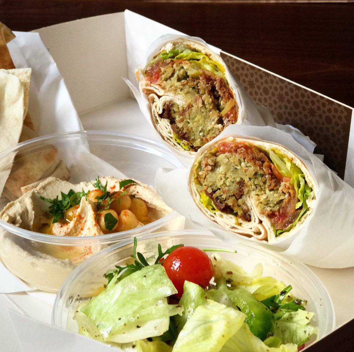 Massislebanese's tweet photo. THE BEST LUNCH BOX EVER 🙌
solve the #lunchtime dilemma & head to us for some delicious & genuinely healthy lebanese cuisine ✨✨✨
our hefty #falafelwrap to-go is just £4.50 leaving your belly & your pocket full! 😘
#lookingforlunch #londonfood #lunchtimespot #dealoftheday https://t.co/3jt6zcaTrv