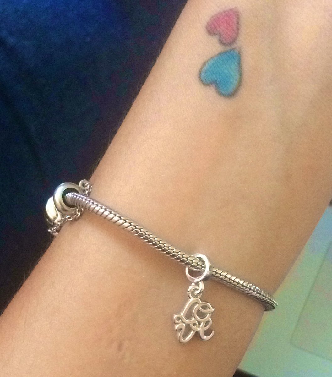 Thaisoliv1104's tweet photo. Meu novo xodó 😍 #vivara #berloque #pulseira https://t.co/njT4KjxpTx