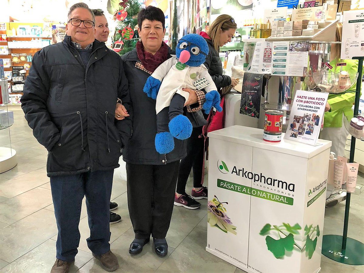 MasFarmacia's tweet photo. Últimos días con @boticoco. La campaña #BoticocoONTOUR está siendo un éxito, y @farmamundi va a recibir una gran ayuda desde @YeclaCapital. 
Aquí nuestros amigos Conchi y su marido José Bienvenido, y María Luisa.
#Graciasatodosporcolaborar 
#Yecla #Feliz2019 con #Boticoco https://t.co/XSvSNz2hGP