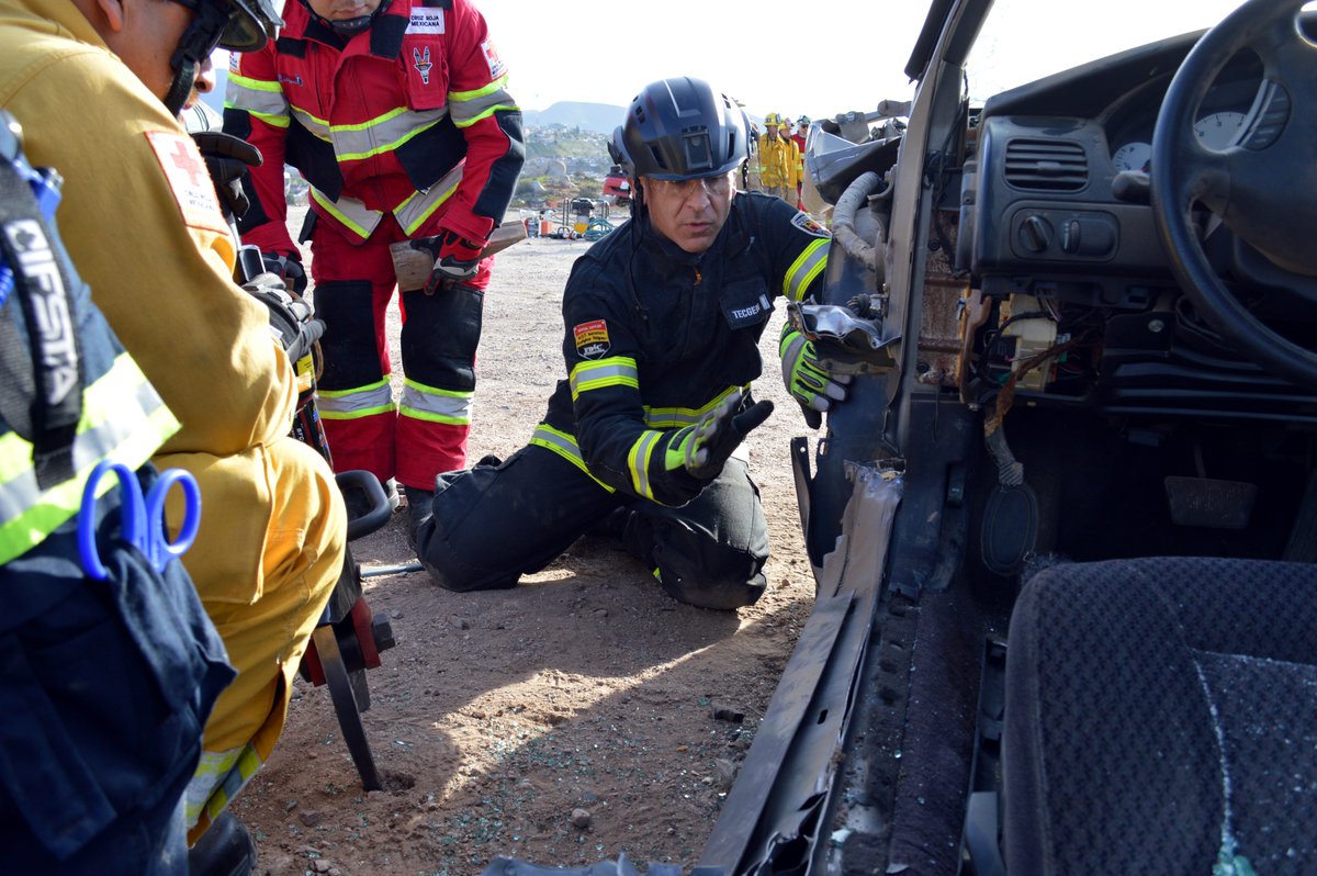 CruzRojaMXBC's tweet photo. Capacitación en Rescate Automotriz en acuerdo con TNT Rescue, Denver Fire Department, ENDE de Cruz Roja Mexicana y Cruz Roja Mexicana en Baja California. 
#cruzrojamexicana  #curso #rescateautomotriz #tntrescue https://t.co/yIyvqqeaU7
