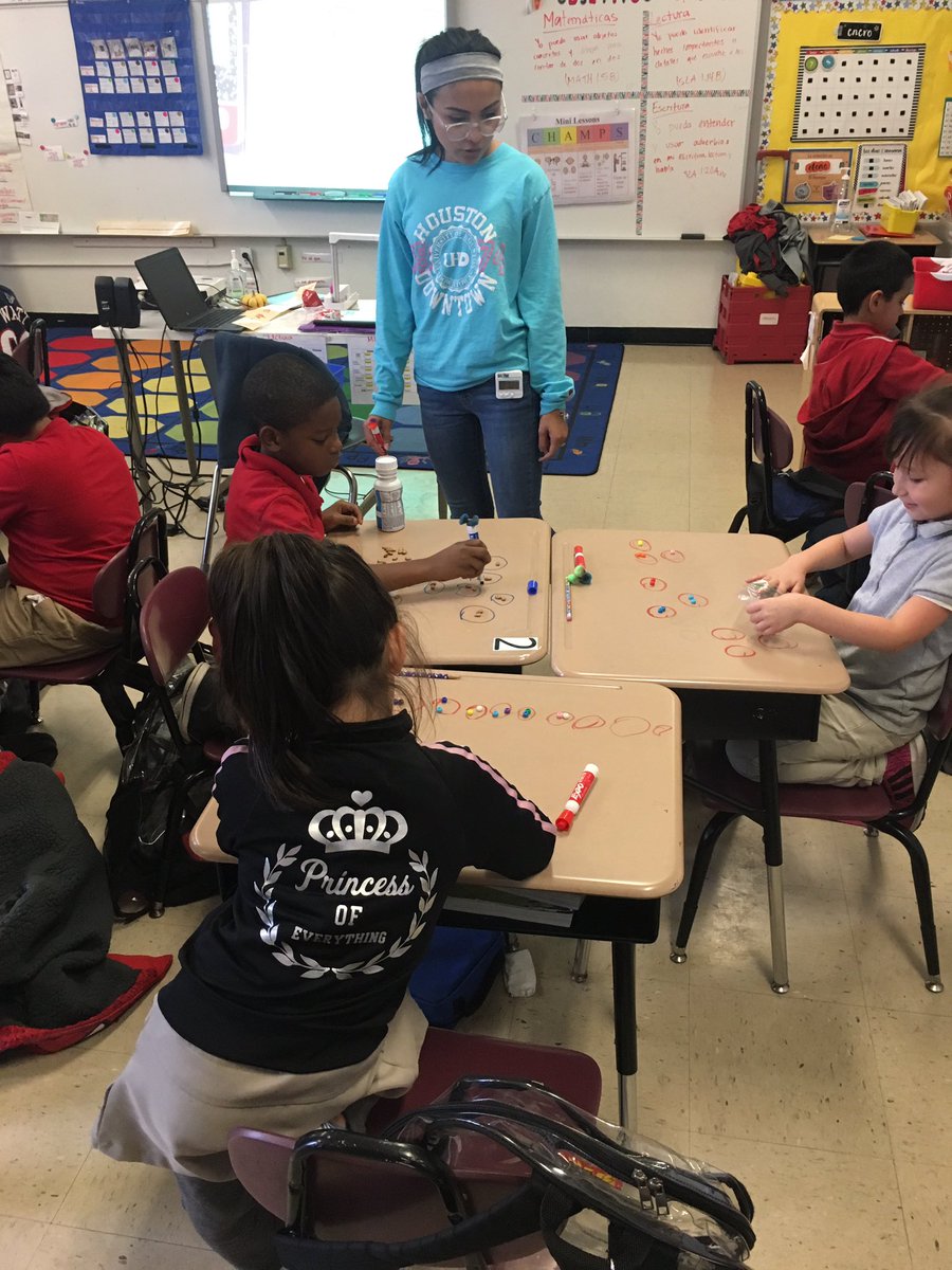 ortizteach's tweet image. Mrs. Fernandez’s class doing a good job counting by 2’s. All Ss engaged and trying to make as many groups of 2 that they can in 2 minutes! #ThePughWay #PushItToTheNextLevel