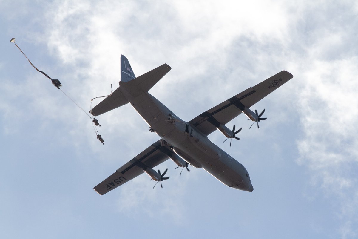 AirMobilityCmd's tweet image. For the 82nd Airborne Division&apos;s recent &quot;Best of the Best&quot; Competition, determining the best takes a little air mobility #HercWerk for paratrooper delivery! #HercWork #Incoming!