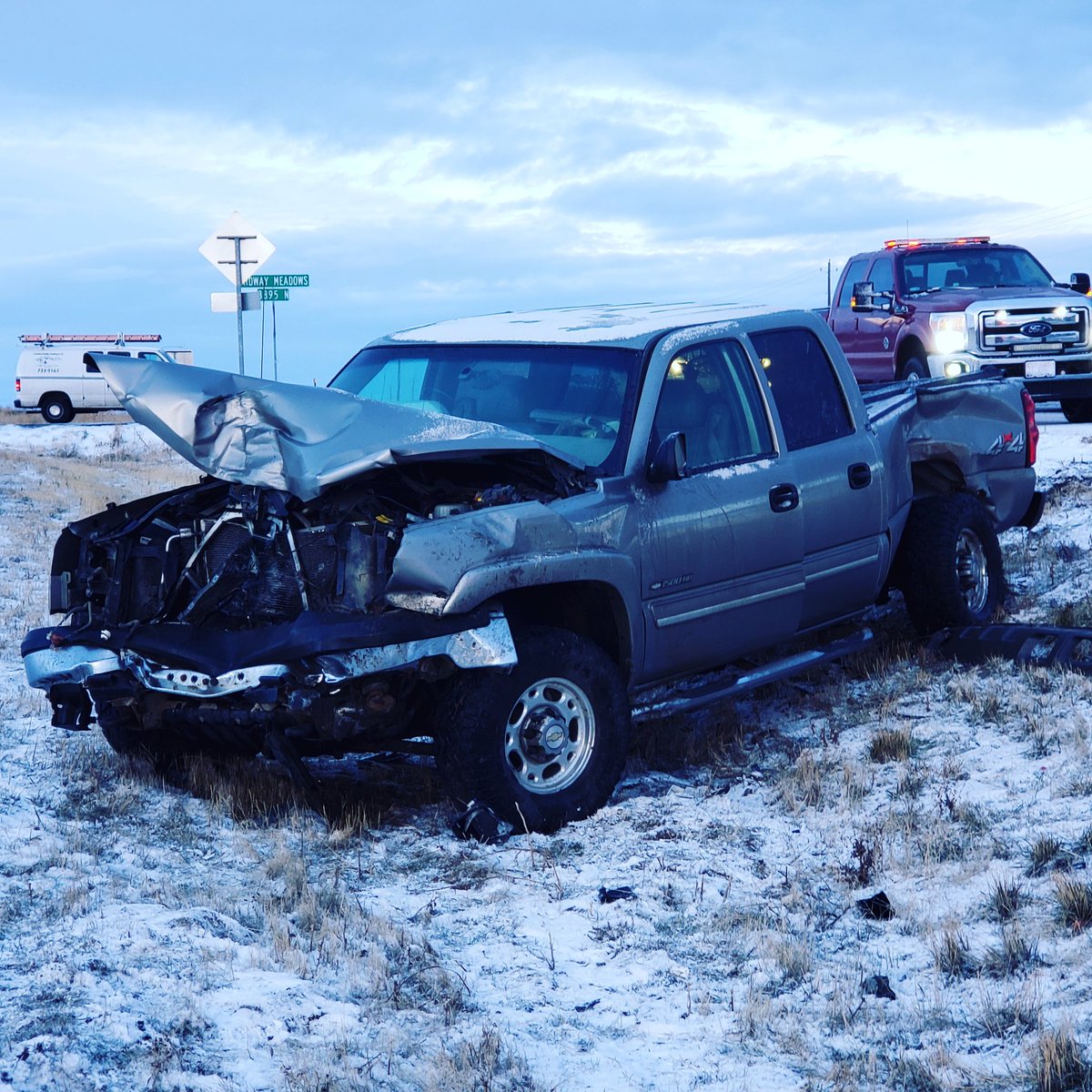 EthanMeeksmodel's tweet photo. Thank God for our @chevrolet it kept my dad safe and unharmed, and it still came out better than the Ford did, RIP Gold Phantom! https://t.co/2pxHvD1Npo