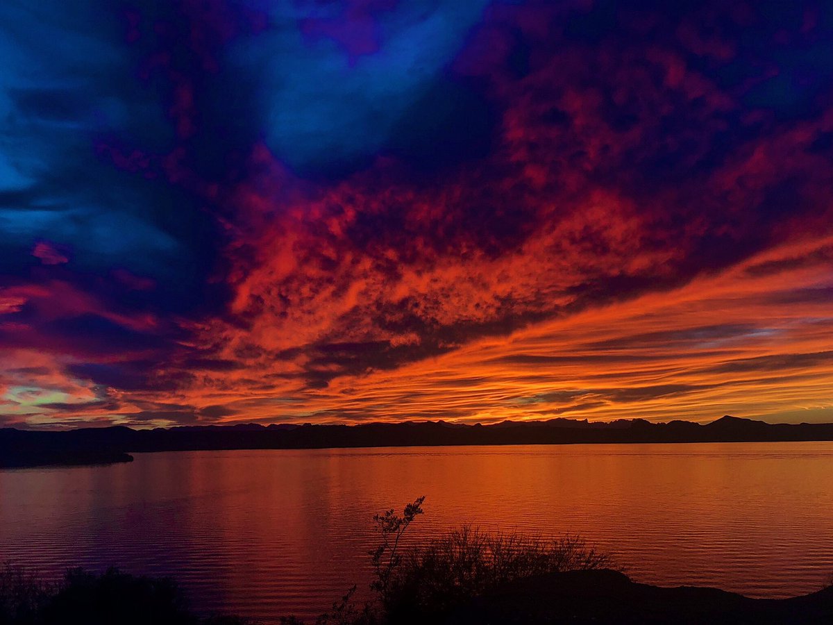 gabspacker's tweet photo. drop your favorite sunset pics &amp; share how truly amazing the wolrd can be💗✨🌞🦋 https://t.co/39jzrFxJow
