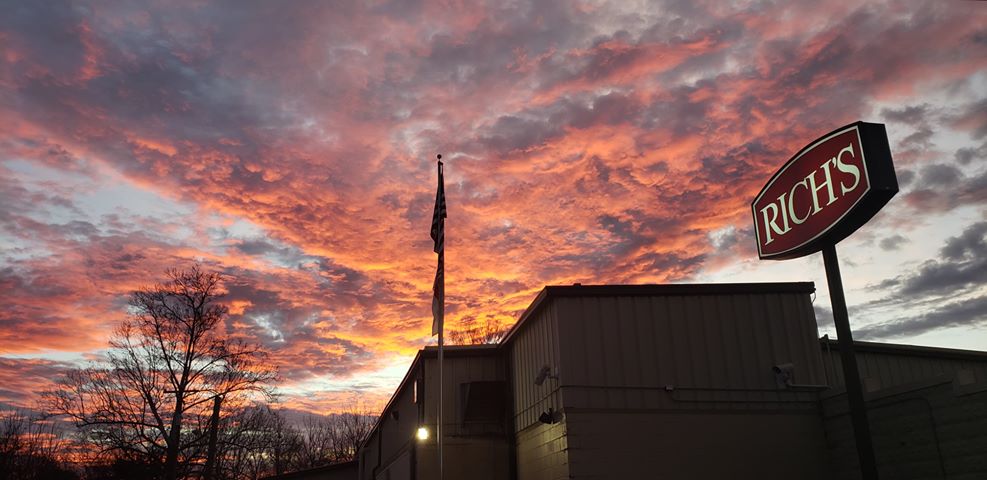 wiltrans101's tweet photo. Gallatin, TN sunrise while waiting to deliver. Shoutout to Bennie Betz for this beautiful photo! #WLOfficeViews #WilsonLogistics #TruckerLife https://t.co/uU9D9EDnyK