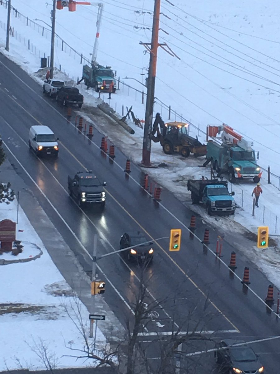 Update: Fisher Ave near Trent. Southbound bicycle lane has been reopened and traffic is back to normal for southbound, still some delays northbound. #Otttraffic #ottbike