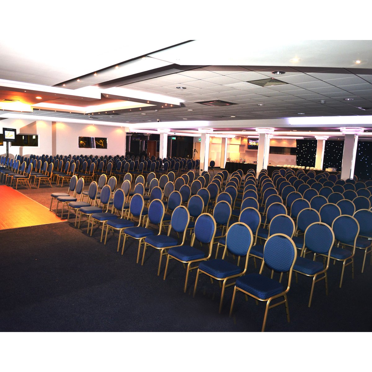 Royale_01's tweet photo. It’s that time of the year.. winter is upon us and what better way is there to hold your conference or even sales meeting with us? For a bespoke delegate rate &amp; package contact the Royale team:
T: 01902 452828
E: info@royalecorporateevents.com
#conference #conferenceroom #suites https://t.co/GvVtDznshu