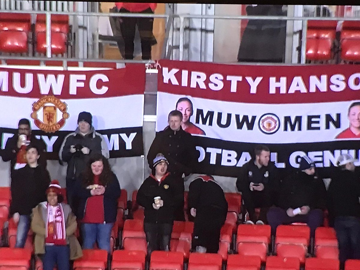 Flag made it on the telly again but I was bending over making sure the Bovril was safe 😂😂 2-0 United at full time. #MUWomen #MUFC #ContiCup #HansonFC #KirstyHanson #KirstyHansonFootballGenius