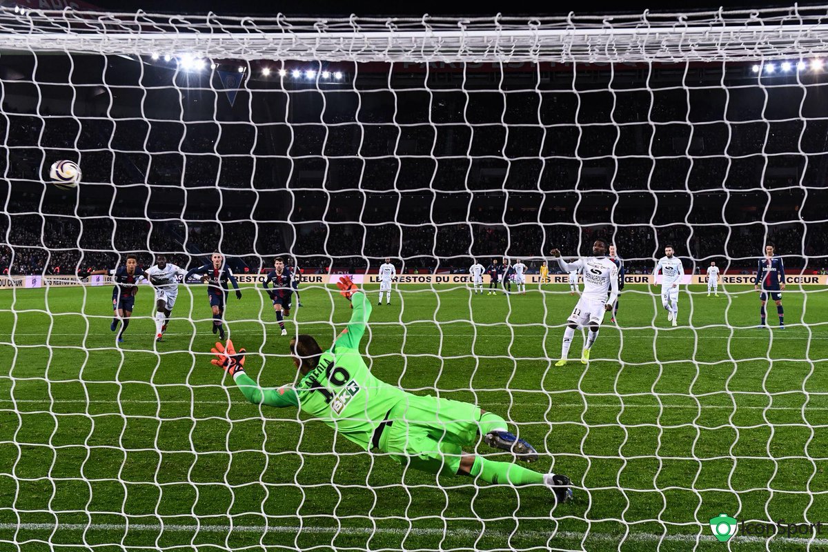 ActuFoot_'s tweet photo. Guingamp met fin à la série de 45 matches sans défaite du PSG en coupes nationales ! 

Les Parisiens ne s'étaient plus inclinés en coupe depuis le 22 janvier 2014. https://t.co/eRDloXK00G