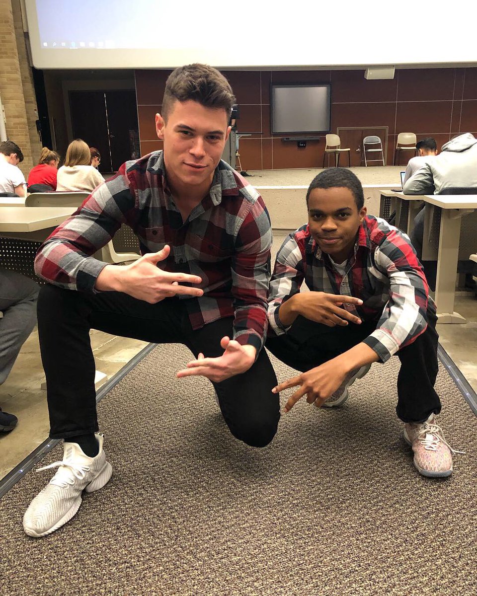 bw2505's tweet photo. ☯️ Twins 👌🏾 @uofcincy_RED
#REDLifeUC #theREDexperience https://t.co/pN0mHd5BzD