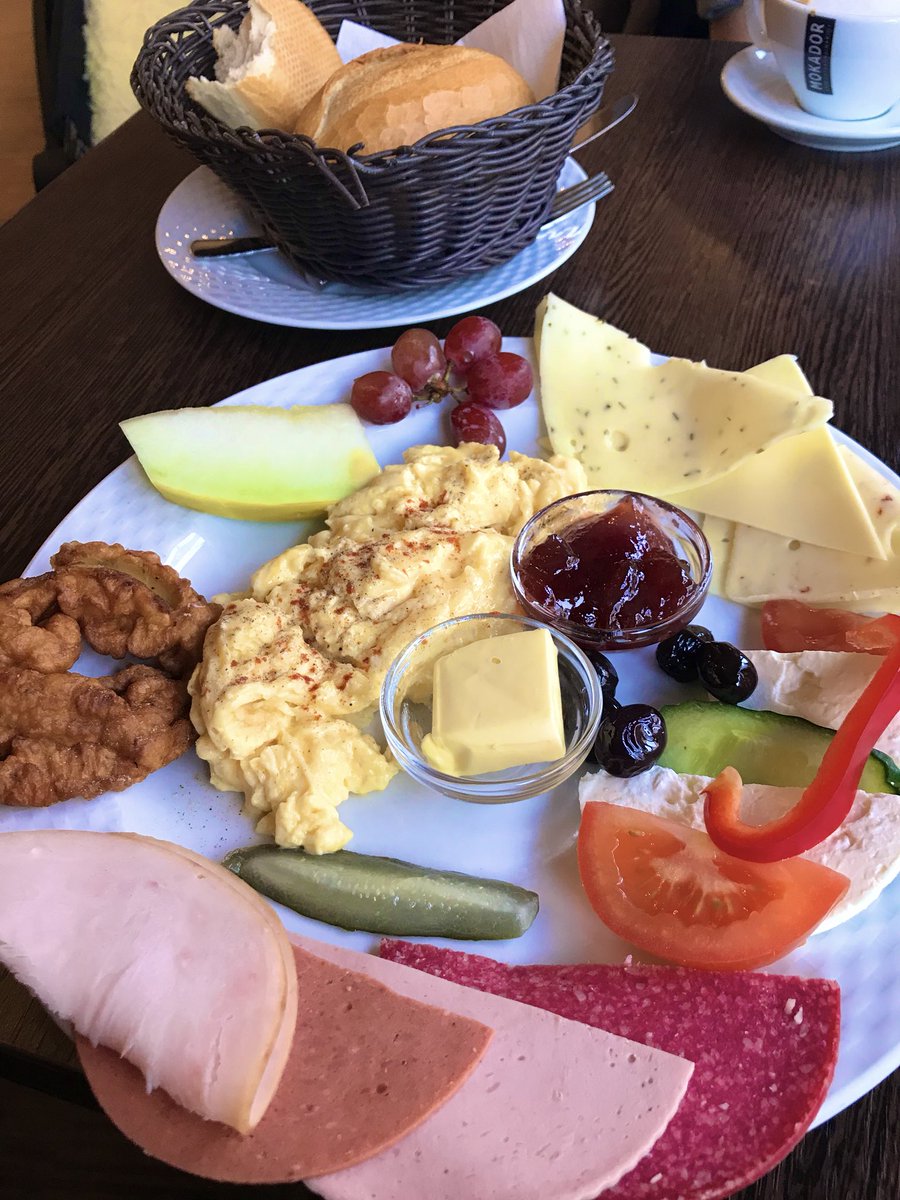 いまがわ そういえば ドイツっぽい朝食セットを食べた チーズとハムを食べ比べできるのよい いろんな店のこのセット食べてみたい ドイツのいぶくろ