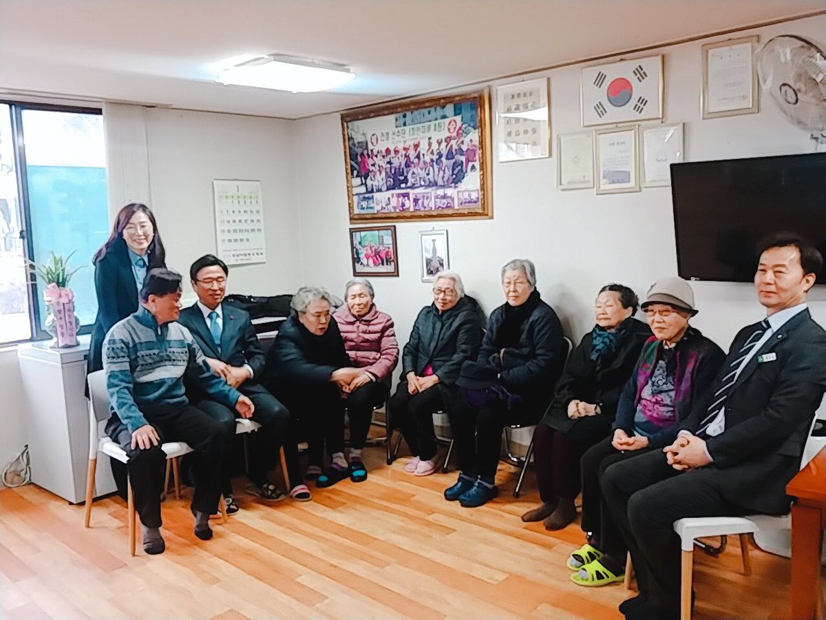 제25대 박철현 분당구청장 분당동 경로당 방문

분당동(동장 황규범)에서는 금일 제25대 박철현 분당구청장님 취임을 맞이하여 동 방문 인사회 후 장안건영아파트 경로당 방문이 이루어졌습니다. 

어르신들의 건강과 행복을 기원하며 인사를 드리는 마음 따뜻한 시간이 되었습니다. 
#분당구 #분당동