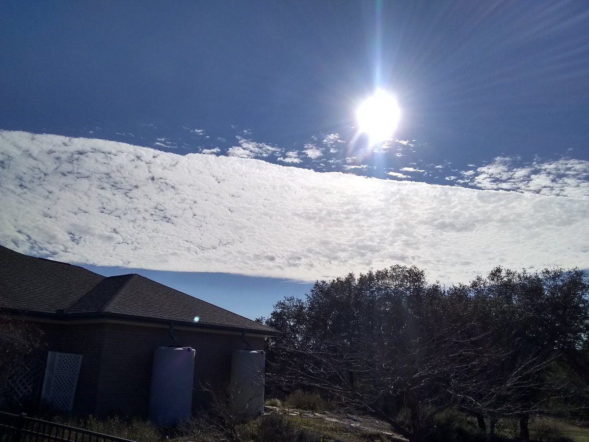 acls9_9's tweet photo. #CenTex just a normal Straight line in the sky. Prob filled with New #SwineFlu https://t.co/5eSgU994v1