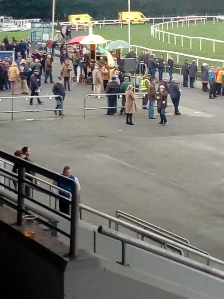 JoeSeward1's tweet image. Back Racing on a Thursday @ClonmelR after Christmas Period. Mares Maiden Hurdle 12.15 intriuging as @WillieMullinsNH bids for a Hat trick with first reserve #FrenchMade who was 2nd to #FentaDesObeaux Le Lion-D'Angers Bumper he was heavily backed @punchestownrace fell 1st
#Clonmel