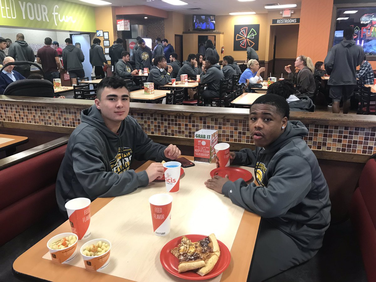 Two of the best slots in San Antonio. @alecck10 and @lil_black4
@scaathletics_ @_RL_Martin #SCABowl2019 #TexasAthlete @jm_mavs @wagnerfootball_