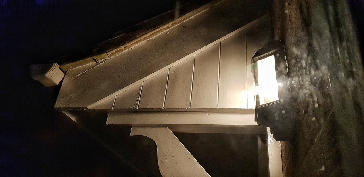 There's so much darkness out there in the world, for some that darkness can consume our minds, take control &amp; destroy us... I've now started to turn my outside light on before bed, that little light is for YOU or ANYONE struggling.

Who'll join me?
#MentalHealthMatters 
Pls share