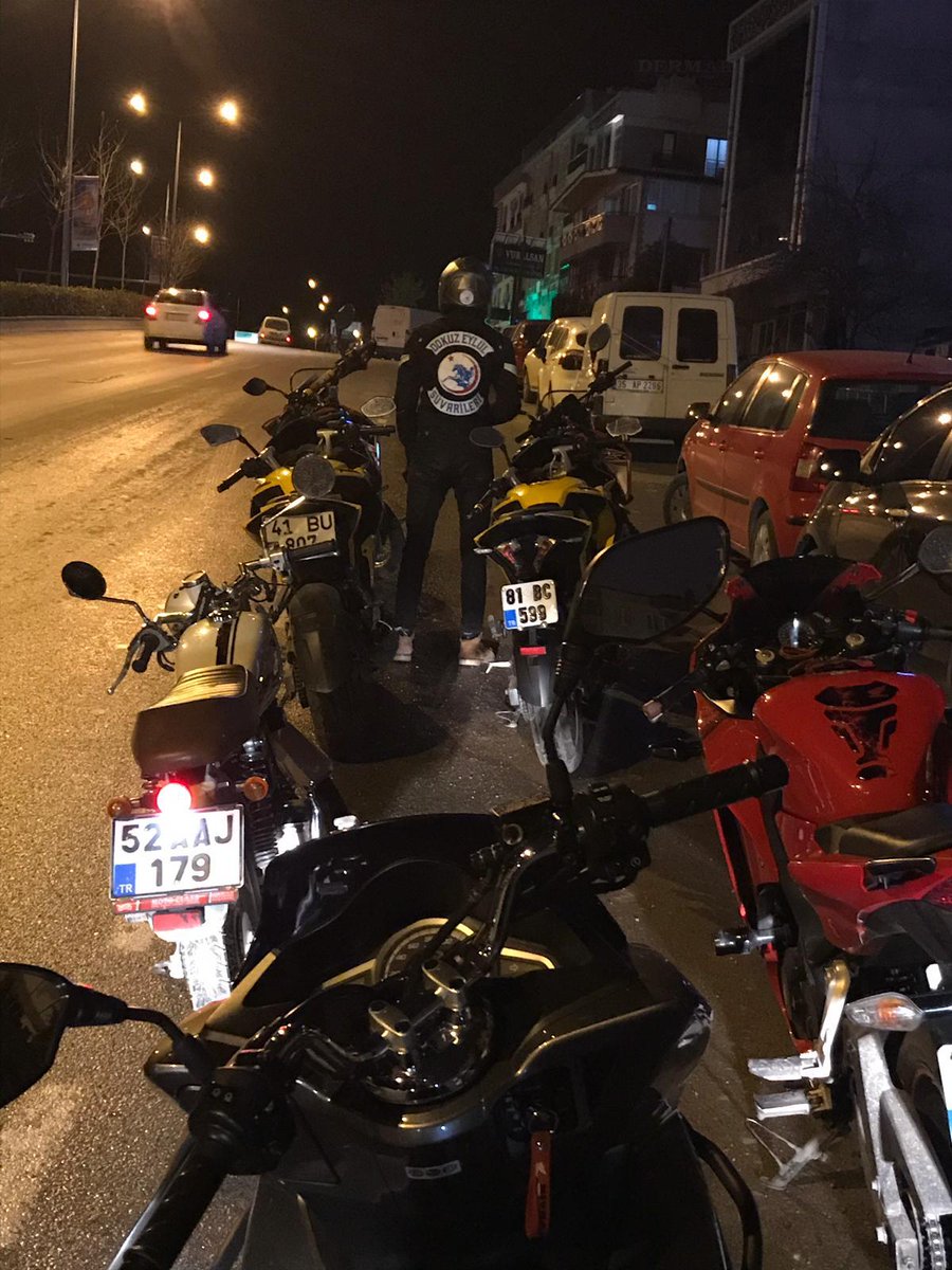 deusuv's tweet photo. Süvariler bu gece de yollar da...🏍️😎
#dokuzeylül #süvariler #süvari #motosiklet #motosikletkulübü #nightride #riding #ride #izmir #buca #üniversite #olacakbiliyorum #snow #brotherhoods #rideclub https://t.co/IggyaDttLh