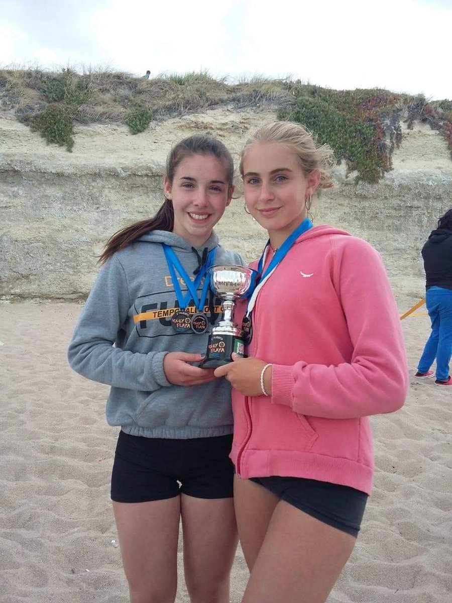 PaMiguelangelpa's tweet image. Torneo provincial de Beach de Voley sub 16 en Las Grutas! Cami Alonso y Ludmila Renzzetti de Cipolletti Subcampeonas!!!  Recibiendo mencion y reconocimiento como mejor armadora y mejor defensora. Felicitaciones...