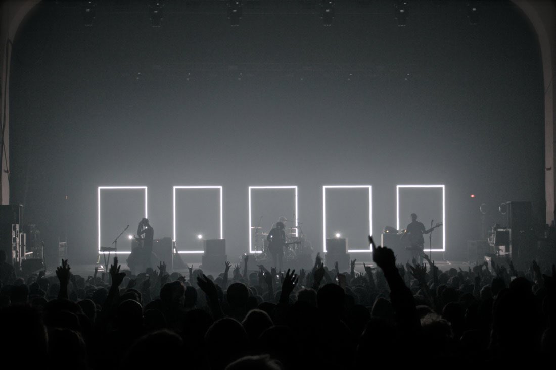 xowenm's tweet photo. the 1975 has AND ALWAYS WILL HAVE the most aesthetic stage designs https://t.co/71zhHxKfkz
