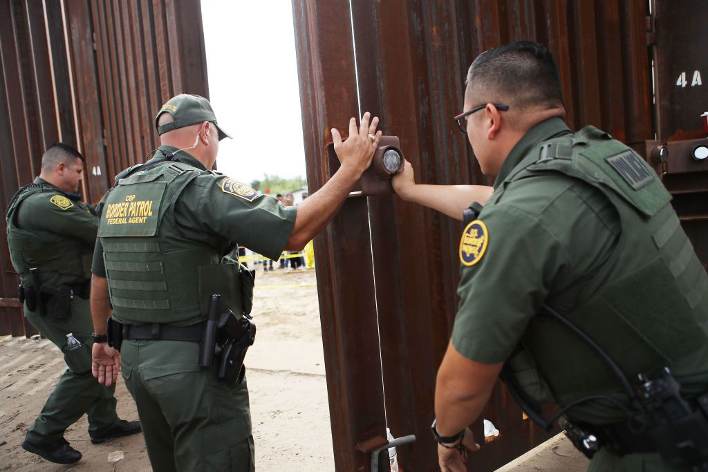 Trump's Border Wall Won't Stop Heroin, Fentanyl, Meth or Cocaine Smuggling, According to His Own Drug Experts - buff.ly/2QBveM7 <a href="/Civilized_Life/">Civilized</a>