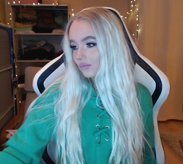 RAYEROSE_'s tweet image. help me brush my hair ty twitch.tv/rajtantajta @SupStreamers #streamersnetwork