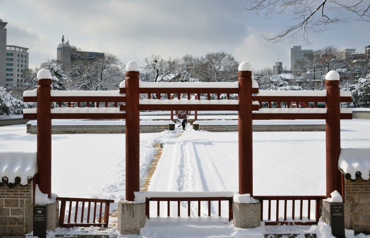 서울 종로구 사직동에 위치한 조선시대의 사직단은 『주례』에 종묘는 도성의 동쪽에, 사직은 도성의 서쪽에 둔다는 원칙에 따라 지금의 위치에 세워졌다. 사직단은 태조가 개성에서 한양으로 천도하고 나서 종묘와 함께 가장 먼저 조영한 도성 시설물입니다. (출처:한국 미의 재발견)