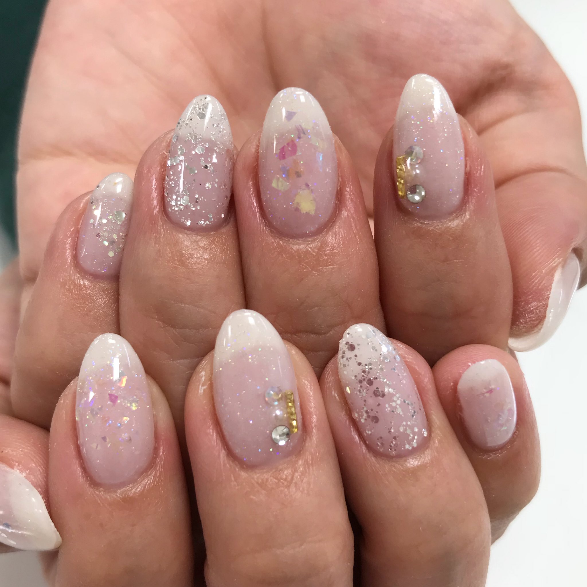 ネイルサロンmarch こんにちは 渋谷店上野です 乳白色にラメやオーロラホロでキラキラな冬ネイルになりました March March渋谷店 乳白色ネイル T Co Zd9qmzya9k Twitter