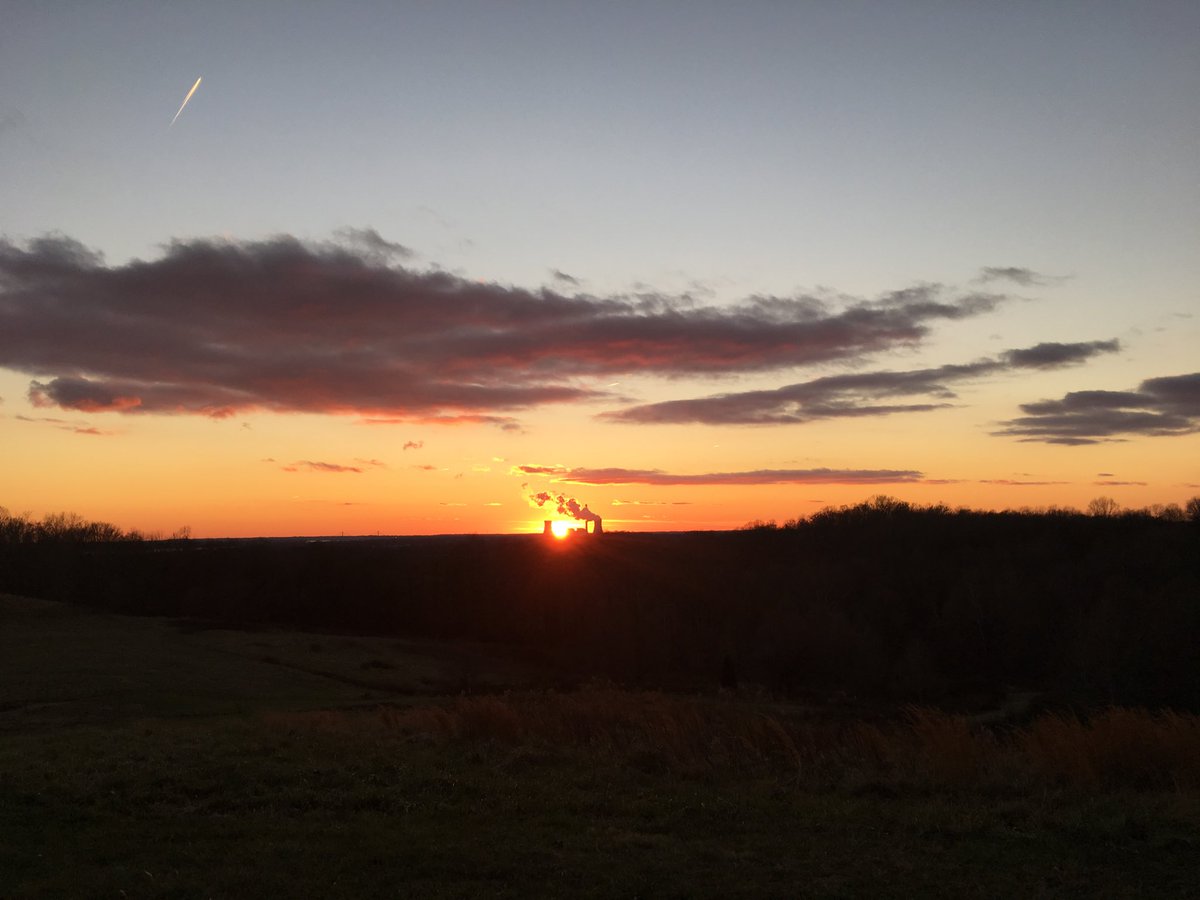 BradMaisto's tweet image. Another night to watch the jet contrails on the western horizon and the water vapor emanating from the parabolic cooling tower at sunset! #maistomountain #jetcontrails #coolingtower #parabolictower #sunset #GodIsGood #AEPpowerplant #SpencerCountyIN #newsnowspencercounty