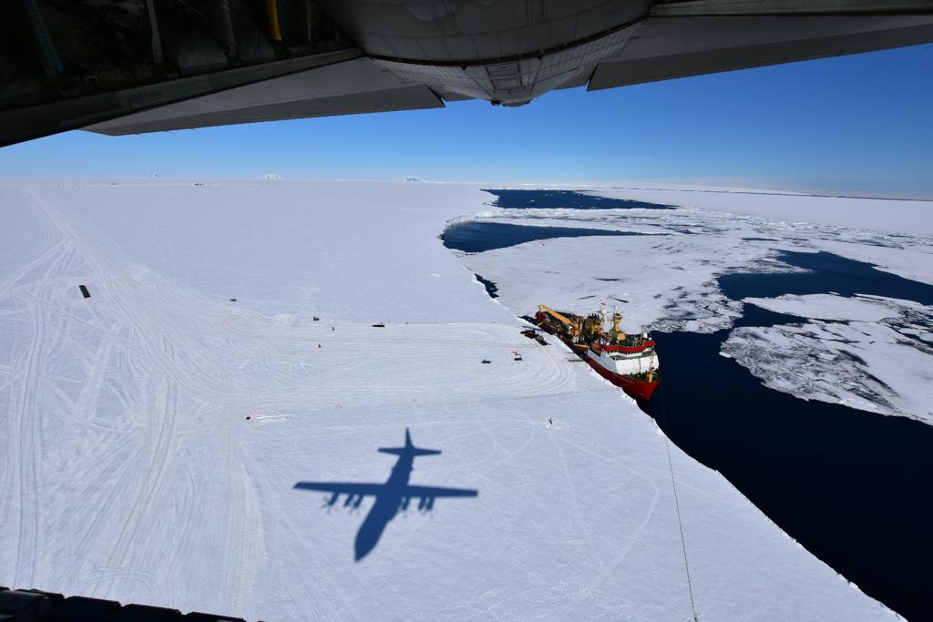 RAFBrizeNorton's tweet photo. A UK 47 Sqn C130J from @RAFBrizeNorton has just successfully completed over 70T of resupply drops to the @BAS_News over the Antarctic enabling continuation of Scientific Research in the region. @UKinChile #C130J #C130 #Hercules #BritishAntarcticSurvey #RRSShackleton https://t.co/mzscwHlqUa