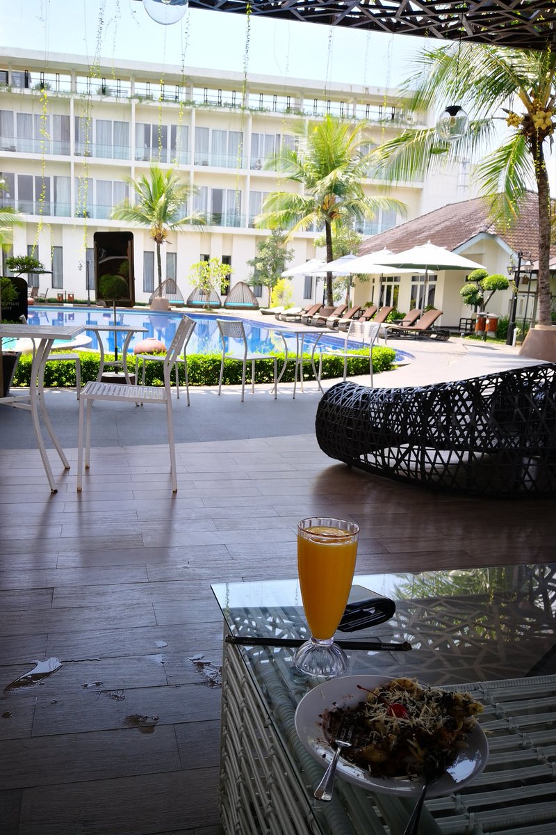 StuartMHurlbut's tweet image. Relaxing at the Java Heritage Hotel this morning. #javaheritagehotel #Java #purwokerto #mangojuice #swimmingpool #Indonesia