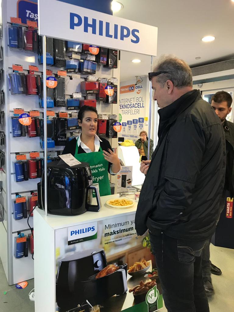 KayraGrup's tweet photo. Philips yeni «Airfryer XXL» demolarımız, aktivite noktalarımızda son hızla devam ediyor. En sevdiğiniz kızartmaları artık yağsız denemek isterseniz sizi stantlarımıza bekleriz… #KayraGrup #PhilipsSDA #AirfryerXXL https://t.co/QYcKYaCPNe