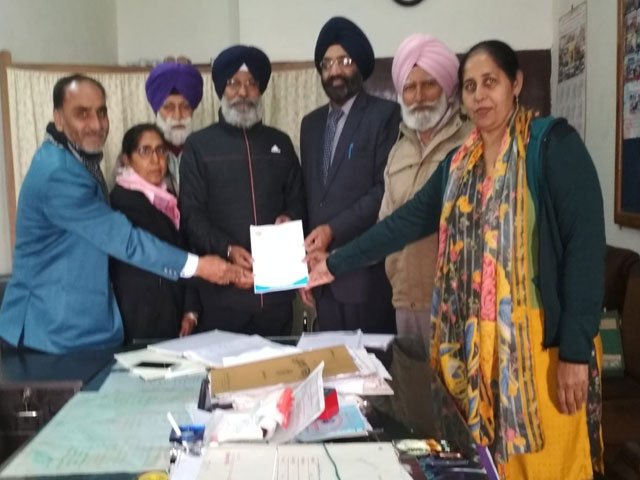 dailyajitnews's tweet image. ਪੰਜਾਬੀ ਹਿਤੈਸ਼ੀਆਂ ਨੇ ਪੂਰੇ ਪੰਜਾਬ 'ਚ ਜ਼ਿਲ੍ਹਾ ਅਧਿਕਾਰੀਆਂ ਨੂੰ ਦਿੱਤੇ ਮੰਗ ਪੱਤਰ
beta.ajitjalandhar.com/latestnews/249…
@dailyajitnews #Punjab #districtofficials #memorandum