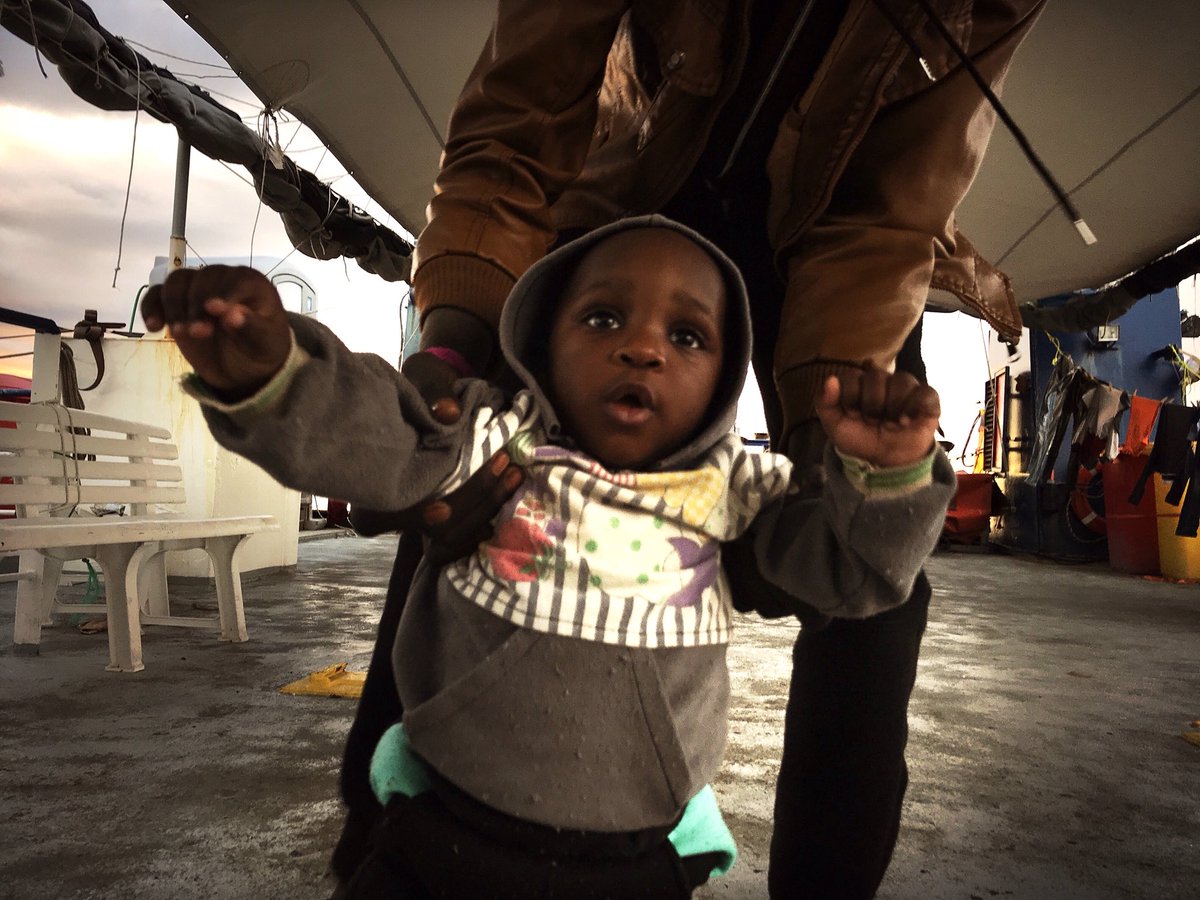 C’è qualcosa di molto più forte del sovranismo, delle bandierine, dei porti fintamente chiusi e di questi governi inadeguati: i primi passi.

#SeaWatch